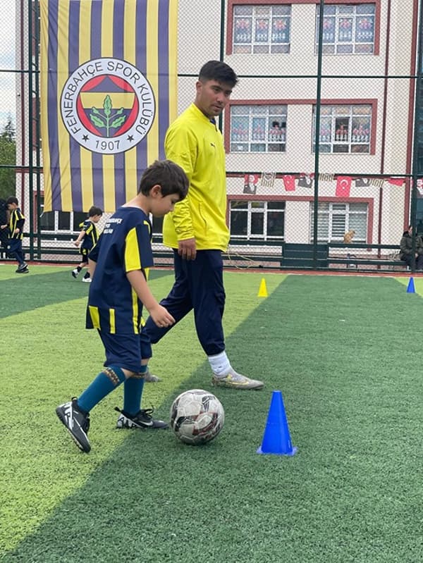 Fenerbahçe Futbol Okulu - Etimesgut - 10. Fotoğraf Fenerbahçe Futbol Okulu - Etimesgut - 10. Fotoğraf
