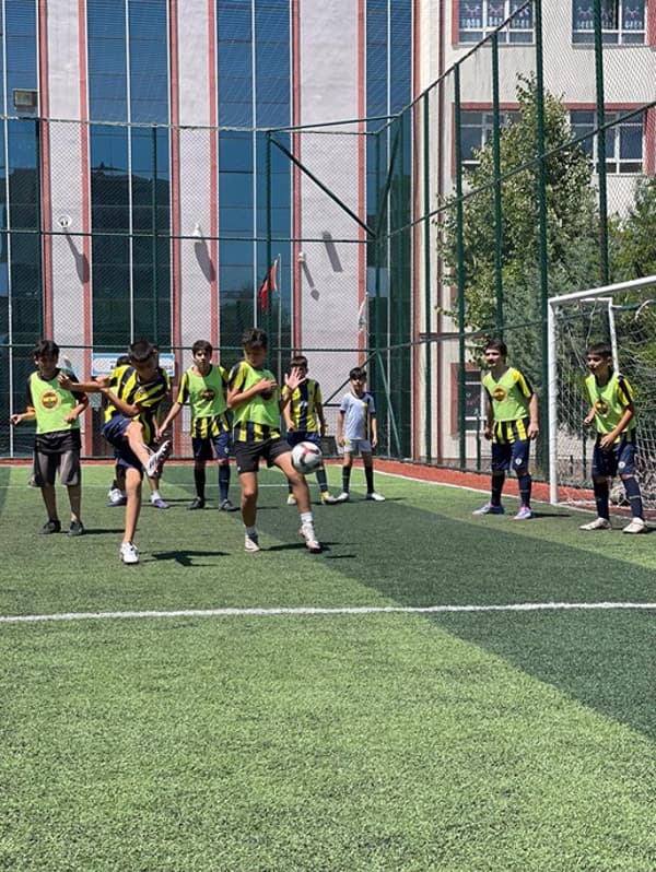 Fenerbahçe Futbol Okulu - Etimesgut - 6. Fotoğraf Fenerbahçe Futbol Okulu - Etimesgut - 6. Fotoğraf
